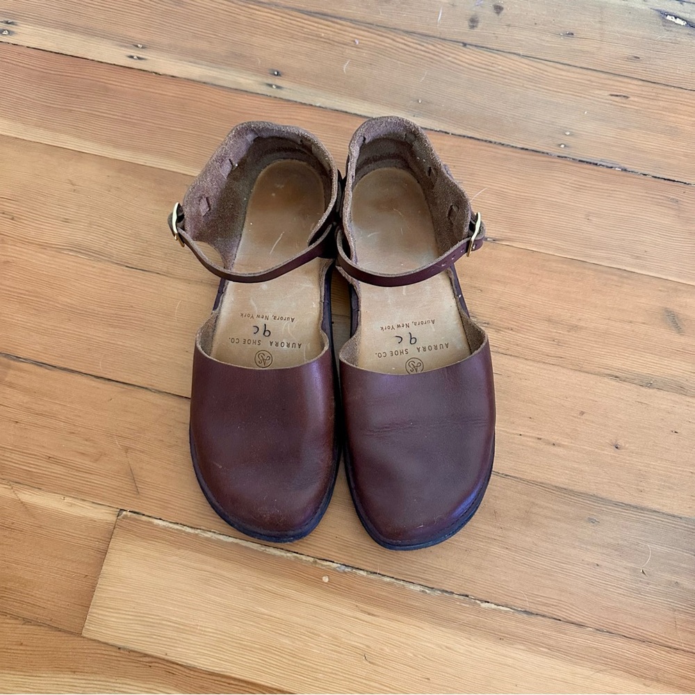 Pyne & Smith Clothiers / Aurora Shoe Co. Women’s Size 9 Leather Mary Jane’s.